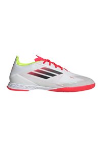 Hvide sneakers med neon gule og pink accenter, der har tre sorte striber, en tekstureret overdel og et strømlinet, lavprofileret design.
