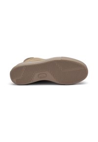 Suela de zapatilla de ante marrón con textura acanalada, que cuenta con una suela de goma marrón lisa y un diseño de punta redondeada.