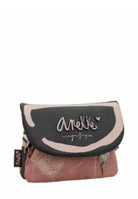 Pequeño bolso texturizado con solapa rosa y negra, logotipo decorativo "Anekke magnifique", diseño de corazón y pequeño encantamiento en forma de personaje en el lateral.