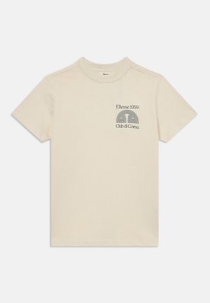 Bomulls T-skjorte i lys beige med rund hals, med et grafisk trykk i mørkegrå som sier "Ellesse 1959 Club di Corsa."