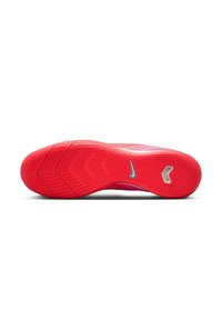 Talpa de pantof Nike în roșu aprins cu un model textile pentru aderență, având un mic logo albastru și un detaliu de accent mai deschis.