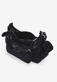 Bolso de cuero negro con cierres de cremallera, forma curvada y un bolsillo delantero. Presenta herrajes de plata y un acabado texturizado. Correa ajustable.