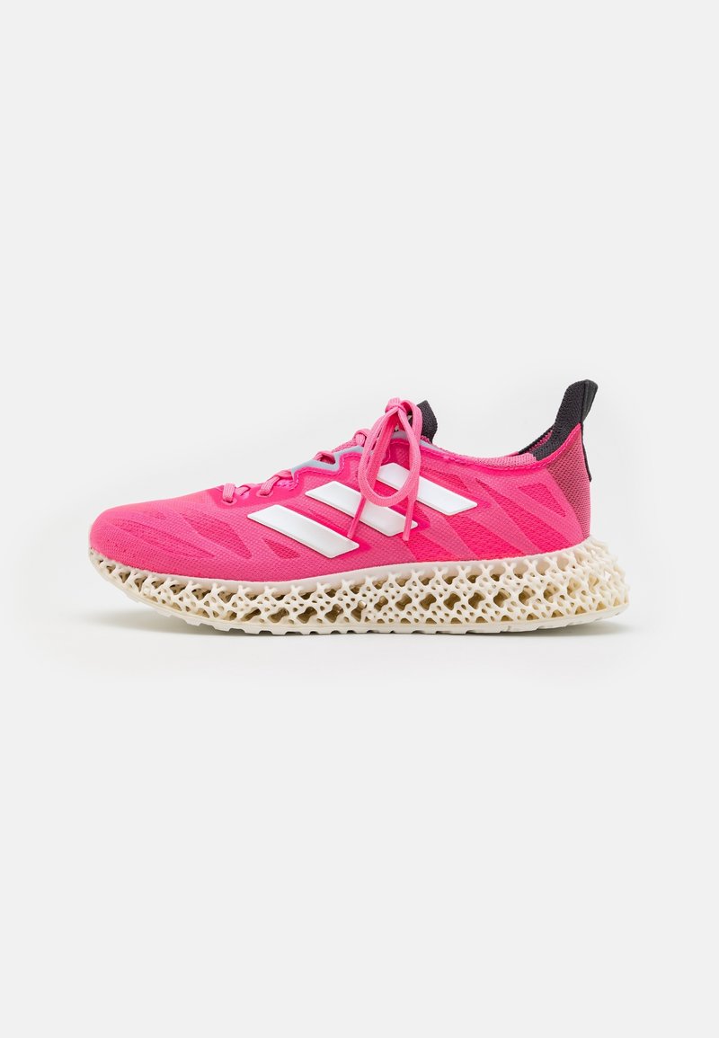 Chaussure de sport rose avec une tige en mesh respirant, des rayures blanches et une semelle intermédiaire au motif en treillis distinctif pour un soutien amorti.