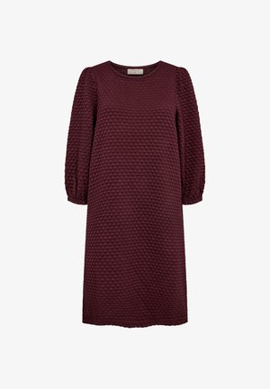 Burgundy klänning i texturerad tyg med rundad halsringning. Har långa, puffiga ärmar och knälång skärning. Subtil mönsterdetaljering genom hela plagget.