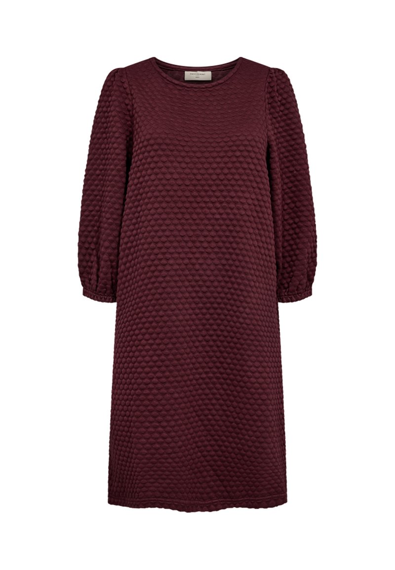 Burgundy klänning i texturerad tyg med rundad halsringning. Har långa, puffiga ärmar och knälång skärning. Subtil mönsterdetaljering genom hela plagget.