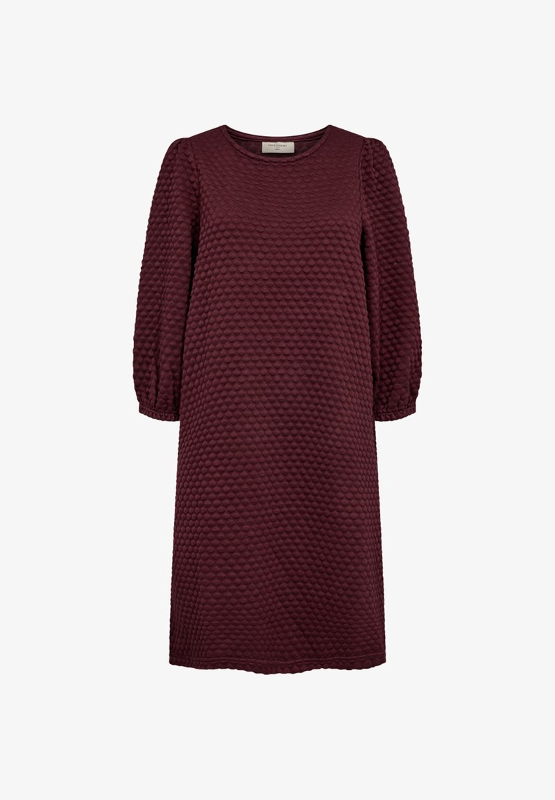 Burgundy klänning i texturerad tyg med rundad halsringning. Har långa, puffiga ärmar och knälång skärning. Subtil mönsterdetaljering genom hela plagget.
