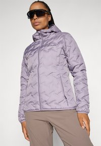 Veste rembourrée violet clair avec capuche, fermeture éclair à l'avant et poches latérales. Présente un motif en losange texturé et des poignets élastiques.