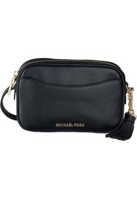 Borsa a tracolla in pelle nera con hardware dorato, tasca frontale e chiusura a zip. Presenta un'accenno a nappina e logo in rilievo. Forma rettangolare.
