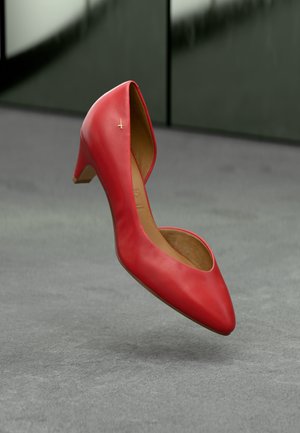 Chaussure à talons hauts en cuir rouge avec un bout pointu et un design découpé. Présente un intérieur marron clair et un petit accent doré.