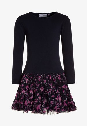 Vestido de manga larga con parte superior azul marino y falda acampanada y de capas, confeccionada en tela negra decorada con patrones florales rosas y borde de encaje.