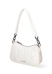 Gequilted witte handtas met een glanzende afwerking, voorzien van een ritssluiting, kettingaccenten en een gebogen schouderriem.