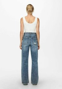 Jeans a vita alta e gamba larga in denim azzurro chiaro con leggere abrasioni, design a cinque tasche e dettagli di cucitura a contrasto.