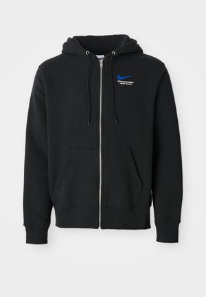 Sweat-shirt noir zippé avec poches avant, capuche avec cordons, et petit logo Nike bleu avec le texte "Athletic Dept Just Do It" sur la poitrine.