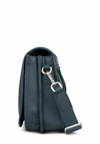 Sac à main en cuir bleu foncé avec une finition texturée, équipé d'une seule bandoulière ajustable et de ferrures en métal argenté. Forme rectangulaire fine.