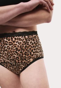 Högmidjade leopardmönstrade underkläder i mjukt tyg med svart spetsdetaljer vid midjan och enfärgade svarta kanter.