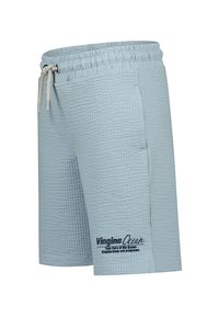 Shorts en tissu bleu clair texturé avec taille élastique, cordon blanc, poches latérales et texte noir "Vingino Ocean" sur la jambe gauche.