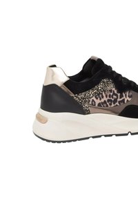 Sneaker con tomaia in suede nero, dettagli con stampa leopardata, tacco metallico oro, glitter e suola scolpita bianca.