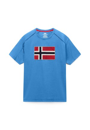 Blå T-shirt med korte ærmer og et påsyet rødt, hvidt og blåt nordisk korsflag midt på brystet.