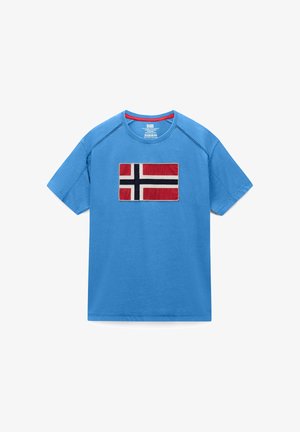Blå T-shirt med korte ærmer og et påsyet rødt, hvidt og blåt nordisk korsflag midt på brystet.