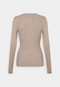 Haut beige à manches longues côtelé présentant une silhouette ajustée et un col rond. Le tissu semble doux avec une texture lisse.