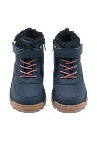 Tmavo modré členkové boty s ružovými šnúrkami a odnímateľným remienkom. Textúrovaný textilný zvršok, huňatá podšívka a gumová podrážka. Súčasťou sú bočné zipsy.