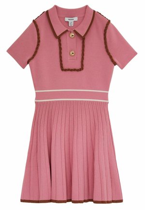 Rosa stickad klänning med krage, två knappar, brun flätad trim och plisserad kjol. Har en vit horisontell randdetalj.