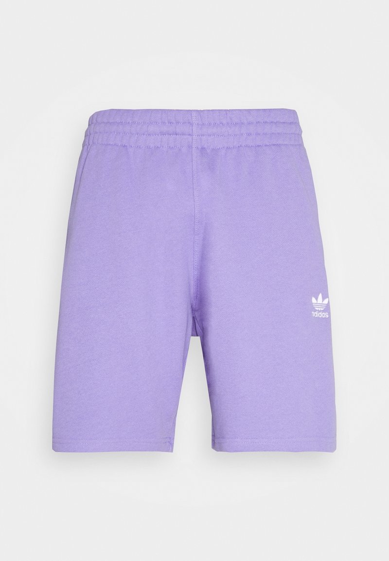 Levandulové šortky Adidas s elastickým pasem a malým bílým logem trefoil na levé nohavici, vystavené na jednoduchém pozadí.