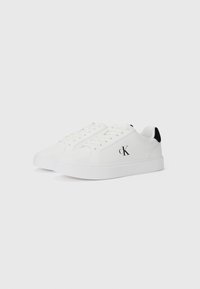 Adidași albi cu partea superioară din piele netedă, talpă albă plată și accent negru pe călcâi. Dispune de un logo „cK” pe lateral.