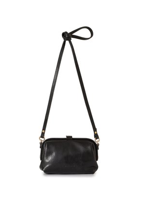 Juoda odinė rankinė per petį su ilgu reguliuojamu dirželiu ir auksiniu aparatūros detaliu, ant balto fono.