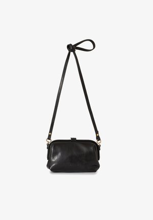 Sac bandoulière en cuir noir avec une longue bandoulière réglable et des ferrures dorées sur fond blanc.