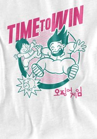 Weißes T-Shirt mit einem retro Grafikeindruck in pink und türkis, das zwei Cartoonfiguren zeigt, die springen, sowie ein Sparschwein-Icon.