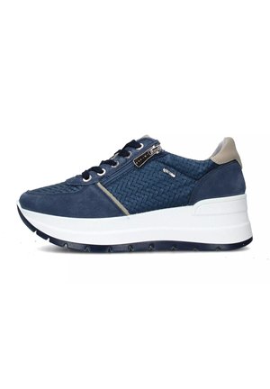 Scarpe sportive blu navy con una texture intrecciata, materiale in suede, suola intermedia bianca e dettagli in cerniera argentata. Presentano lacci e suola testurizzata.