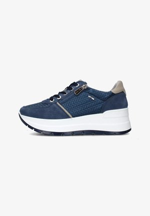 Scarpe sportive blu navy con una texture intrecciata, materiale in suede, suola intermedia bianca e dettagli in cerniera argentata. Presentano lacci e suola testurizzata.