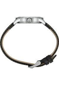 Montre avec un boîtier en acier inoxydable argenté et un bracelet en cuir noir avec des coutures jaunes. Cadran rond avec des index et un détail de couronne.