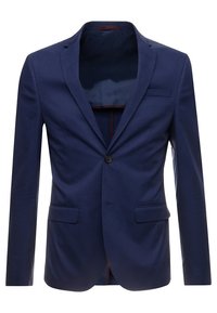 En enkelknäppt marinblå blazer med notch-lapel, två framfickor med lock och en bröstficka, visad på en vit bakgrund.