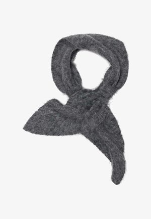 Grå, fluffy tørklæde med en blød tekstur, der har et trekantet design og rundede kanter, passende til forskellige stilarter og anledninger.