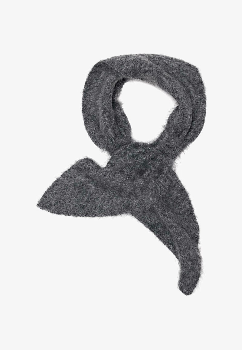 Sciarpa grigia e morbida, dal texture soffice, con un design triangolare e bordi arrotondati, adatta a vari stili e occasioni.