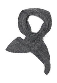 Écharpe grise et duveteuse avec une texture douce, présentant un design triangulaire et des bords arrondis, convenant à divers styles et occasions.