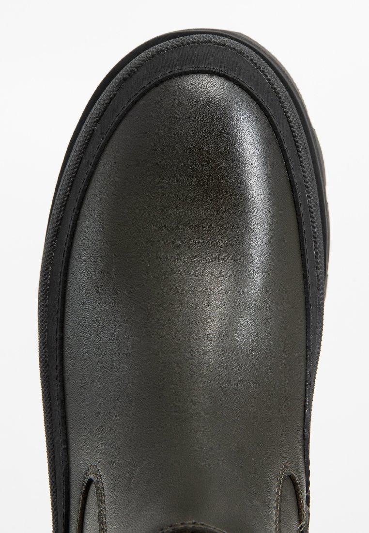Zwarte leren laars met een gladde afwerking, ronde neus en rubberen zool. Heeft zichtbare stiksels en zijpaneel details.