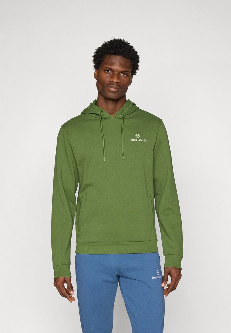 Grønn hettegenser med lommer foran, med en liten hvit logo på brystet og ribbestrikket nederkant og mansjetter for en tettsittende look.