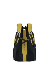 Twee-kleurige rugzak met een gele bovenkant en een zwarte onderkant, voorzien van gevoerde schouderbanden, reflecterende accenten en een gaasstructuur aan de voorkant.