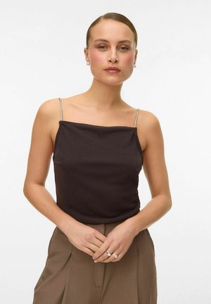 Schwarzes ärmelloses Oberteil mit rechteckigem Ausschnitt, ausgestattet mit dünnen, funkelnden Trägern. Der Stoff wirkt glatt und wird mit beigen Hosen kombiniert.