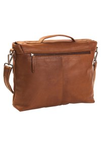 Ruskea nahkalaukku, jossa on teksturoitu pinta, yläkahva ja irrotettava olkahihna. Varustettu etupuolella vetoketjullisella taskulla ja minimalistisella muotoilulla.