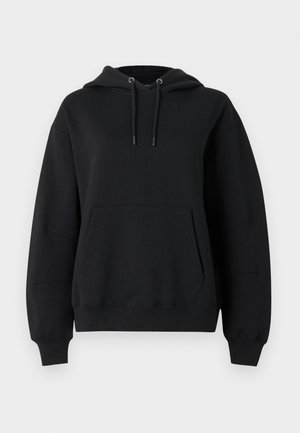 Must oversized kapuutsiga dressipluus paeladega, soonikkoes varrukaotstega, esiküljel kängurutasku ja lõdva lõikega valgel taustal.