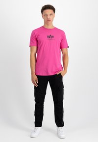 Alpha Industries BASIC - Majica kratkih rukava s printom - magenta