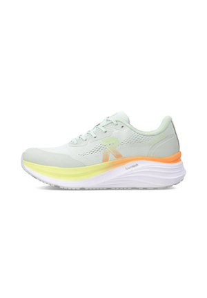 Zapatilla deportiva gris claro con suela de espuma blanca, amarilla y naranja, parte superior de malla y diseño con cordones mostrando una vista lateral.
