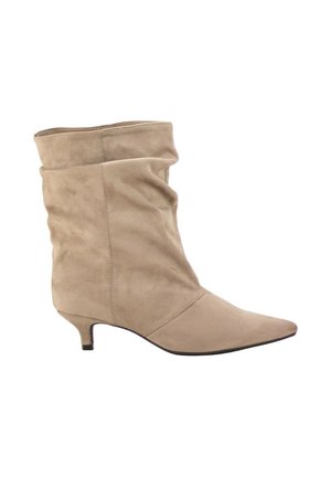 Bota beige de ante hasta la mitad de la pantorrilla con punta puntiaguda y tacón bajo tipo gatito, con un diseño superior ligeramente caído.