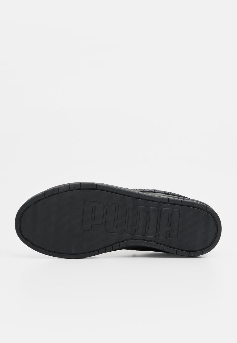 Schwarze Sneaker mit einem strukturierten Obermaterial aus Stoff, Gummisohle und hervorgehobenem, eingeprägtem "PUMA"-Logo an der Unterseite. Flache, runde Schnürsenkel.