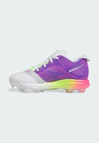 Des crampons avec une tige en maille blanche et violette, présentant un motif géométrique, des lacets vert fluo, et une semelle dégradée rose et jaune.