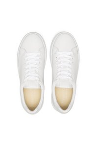 Baskets blanches en cuir avec une texture lisse, bout rond, lacets blancs plats et doublure intérieure beige. Présente un logo embossé discret sur la languette.